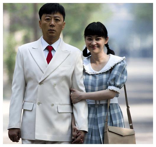 东拼西凑凑了个剧组,拍完两年没卖出去,哪想到播后收视双网第一