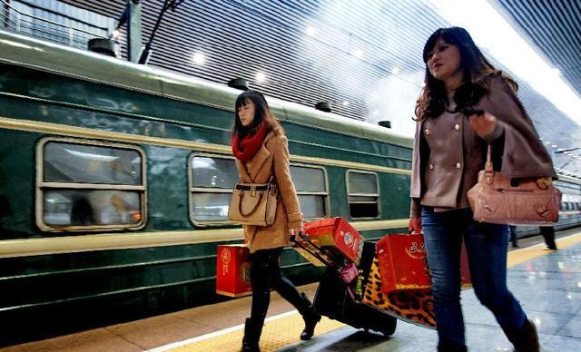 女儿升职父亲劝其辞掉工作女儿负气3年才回家推开门愣了