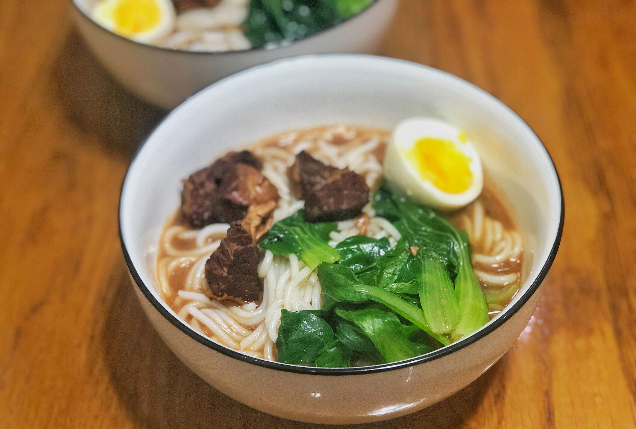 红烧牛肉米粉汤汁鲜美肉香醇厚,加入柱侯酱和豆腐乳让汤色更鲜亮_高清