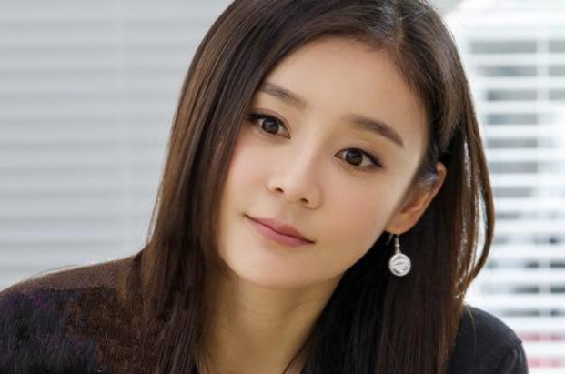 她曾3年拿下4个全国收视第一,今穿针织衫配破洞裤,腰细得夸张