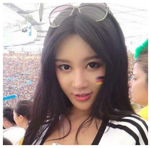 她被誉为最美足球宝贝,表演"夹手机"走红,26岁成女总裁|足球宝贝|樊玲