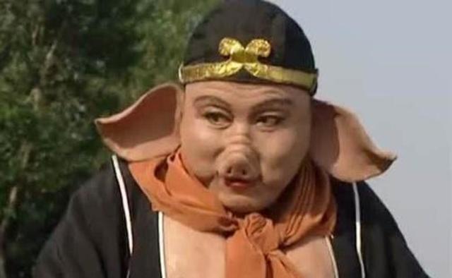 为什么西游记里猪八戒最有意思?他随身携带的武器藏在哪里了?