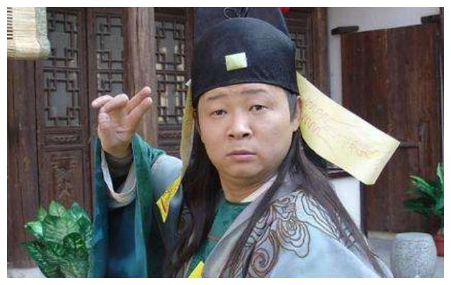 51岁的"三德子"养鸡身价不菲,豪车不开爱骑小电驴,娶1米8娇妻