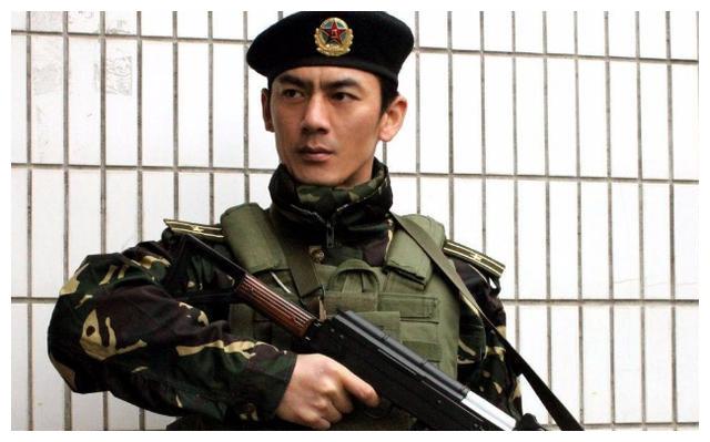 任天野坎坷的童年,一直凭借着自己的本色出演,而今拥有众多粉丝