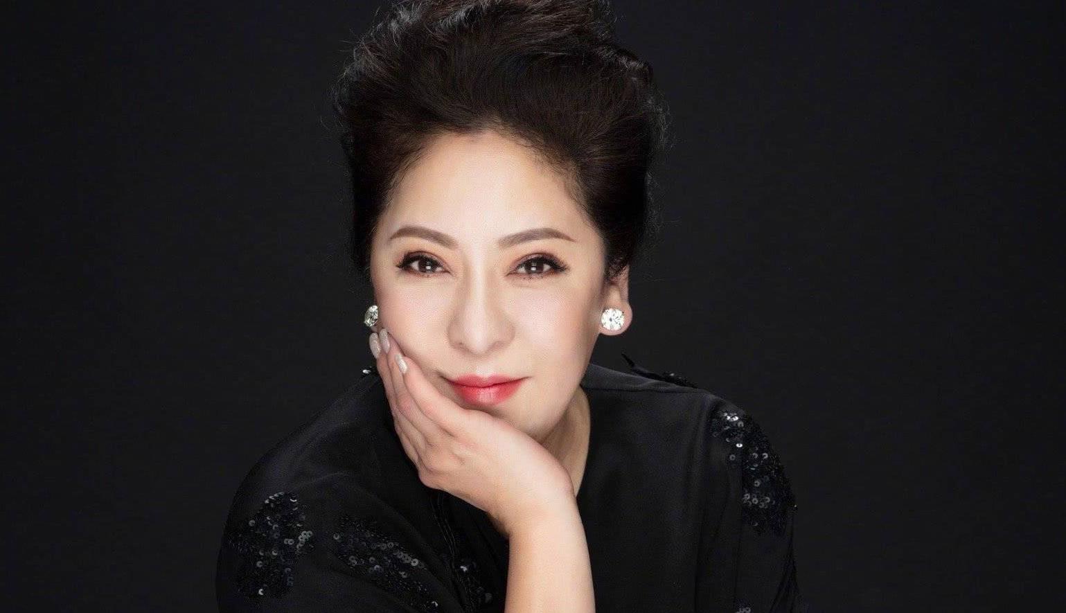 向太年轻时真漂亮,和当红女星同框都不输,难怪向华强爱不释手