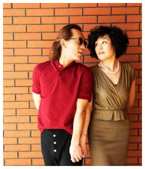 李咏离世4年,再看哈文的状况,才明白嫁给李咏是最好的选择休闲区蓝鸢梦想 - Www.slyday.coM 李咏离世4年,再看哈文的状况,才明白嫁给李咏是最好的选择休闲区蓝鸢梦想 - Www.slyday.coM