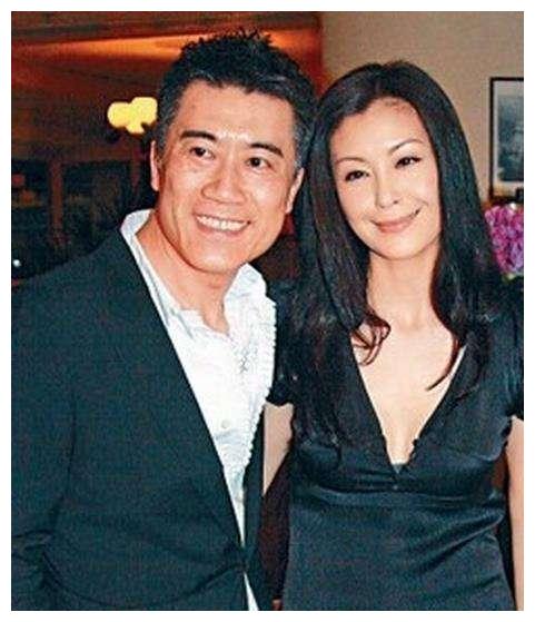 51岁伍咏薇辛辣主持,曾结婚13天就守寡,如今为何惹江华隔空吐槽