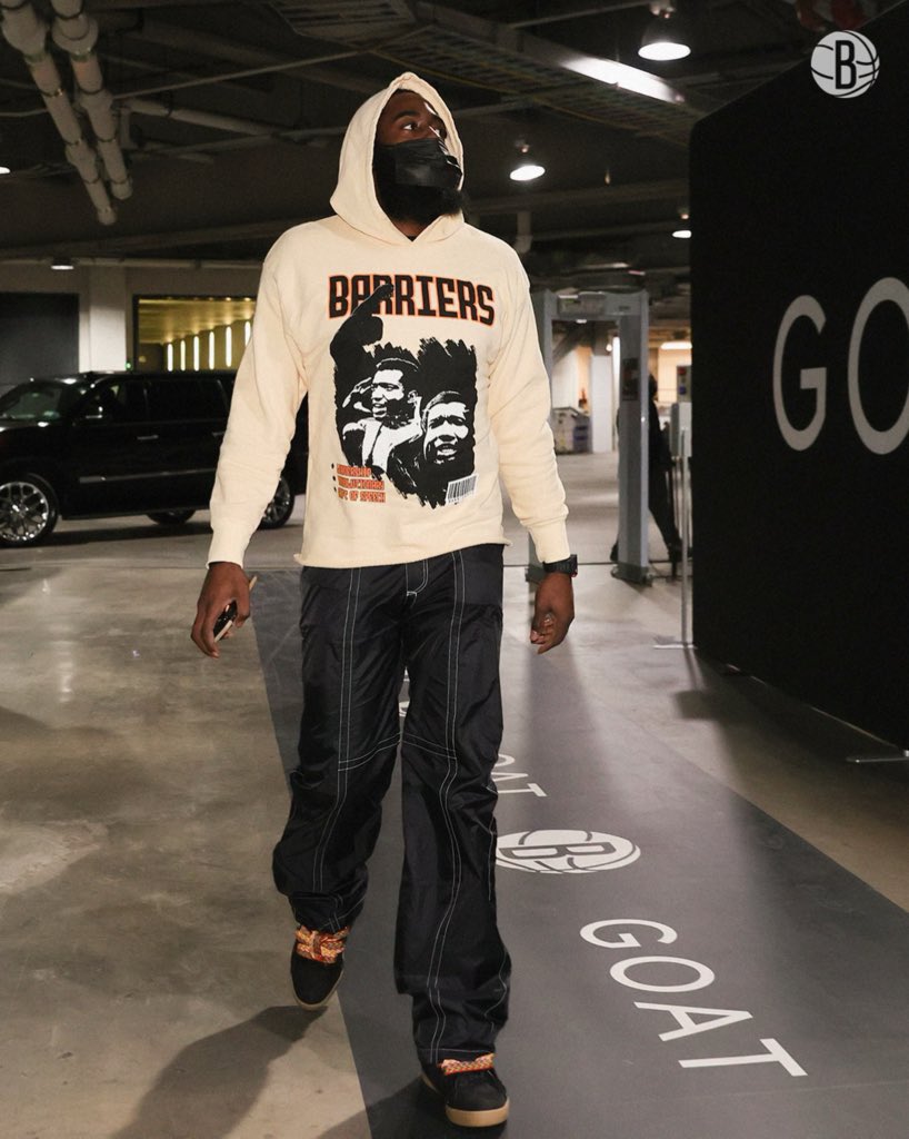 对决魔术哈登穿着阔腿牛仔裤现身小乔丹糖果色时尚套装配红拖鞋