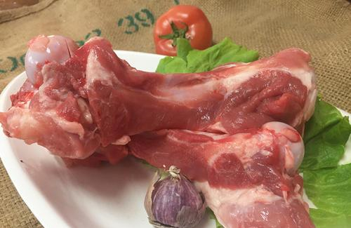 但是大家应该都会发现,猪肉的价格也是在上涨,而且猪骨头也成为了现在