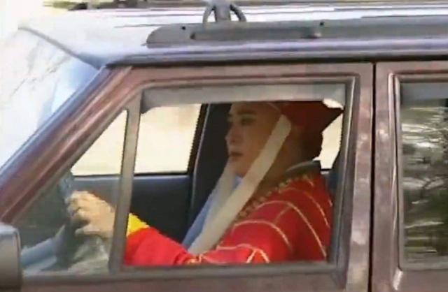 《西游记》拍摄幕后故事:开汽车的唐僧,被吊在半空的六小龄童