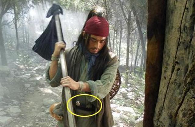 为何在新版水浒传中变成了匕首杀虎|武松|哨棒|水浒传_新浪新闻