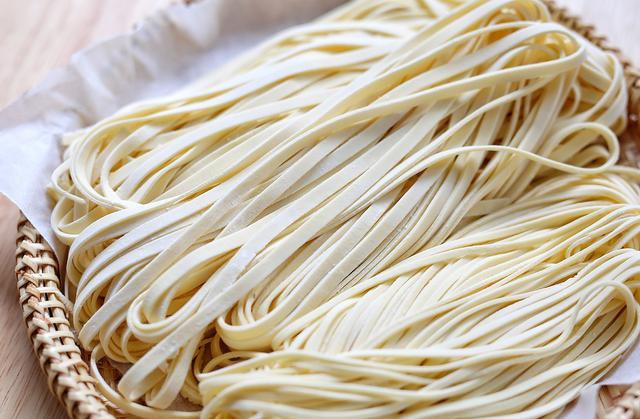 面条还是自制的好吃手工面条又香又有嚼劲做起来太简单了