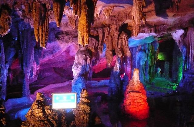 这里是杨洁导演的86版《西游记》中花果山水帘洞以及白骨夫人的洞府的