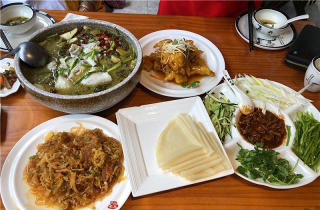 三人去吃东北菜,四道菜花了160,尝过后很后悔,鱼肉没几块