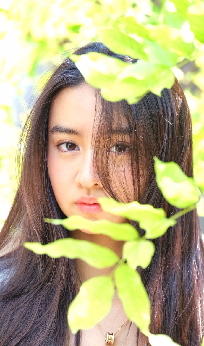 木村光希晒美照姐姐掌镜 漫步绿丛光影间展现青春