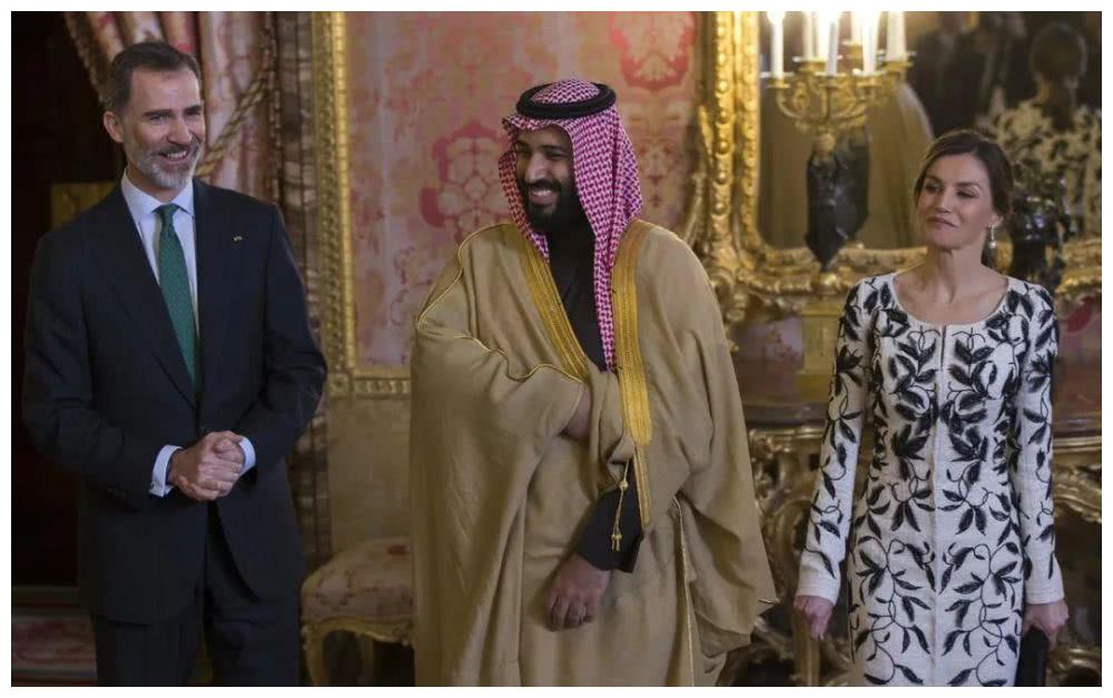 35岁沙特王储太喜庆与38岁迪拜王子见面直接把大帅哥搂入怀中