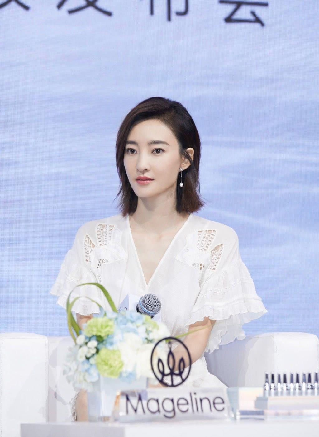 王丽坤不愧是"素颜女神",穿白色喇叭袖连衣裙,34岁清纯甜美