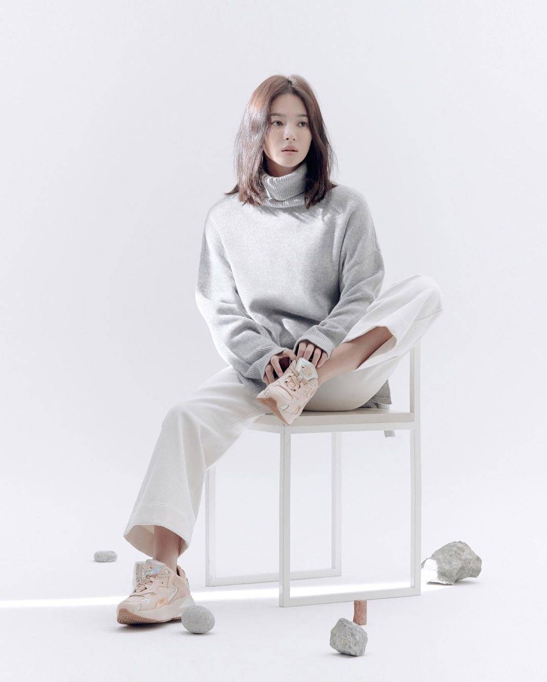 宋慧乔终于更新美照白色针织衫清新美好祝乔妹生日快乐