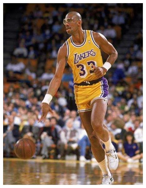 湖人名宿之子连捅邻居7刀,致对方脑部出血|贾巴尔|名宿|脑部_新浪新闻