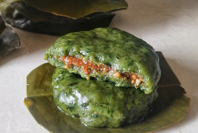 喜欢糯米制品的不要错过全程手工纯野生无污染的美味艾叶糍粑