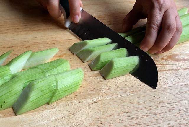 食材:丝瓜一根,木耳适量提前泡开,红椒1个切成菱形块,姜和蒜切片,盐