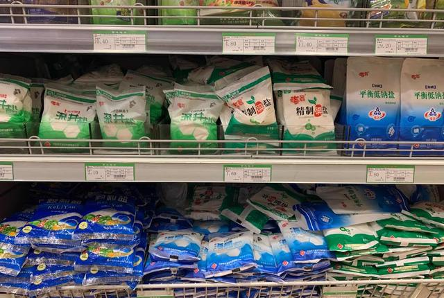 不知道大家有没有这种情况,那就是看到超市的货架上琳琅满目的食用盐