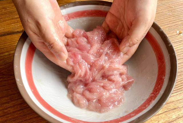 大厨分享的肉片上浆技巧,顺序最重要,这样做肉片鲜嫩爽滑超好吃|肉片