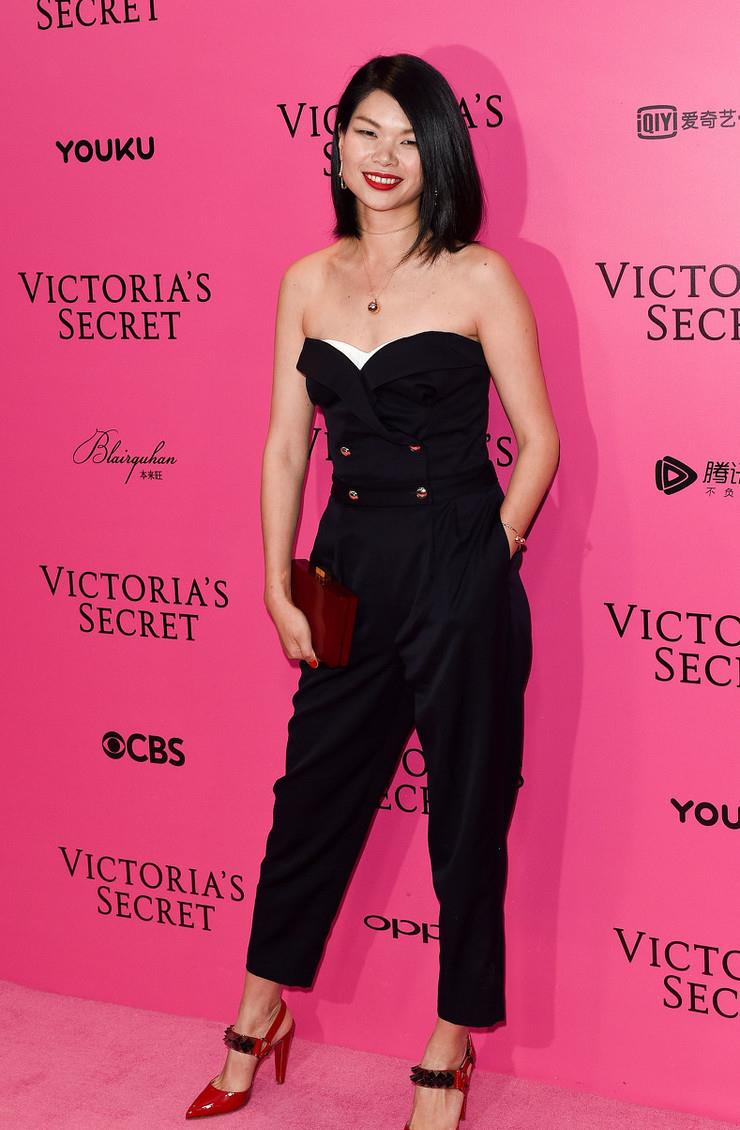 吕燕虽然没有高颜值但身材比例太逆天穿抹胸连体裤性感霸气