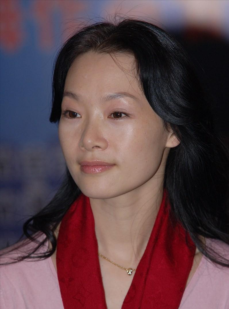 吕薇的颜值真抗打,面容清秀也抢眼,这气质太适合穿素色,挺撩人