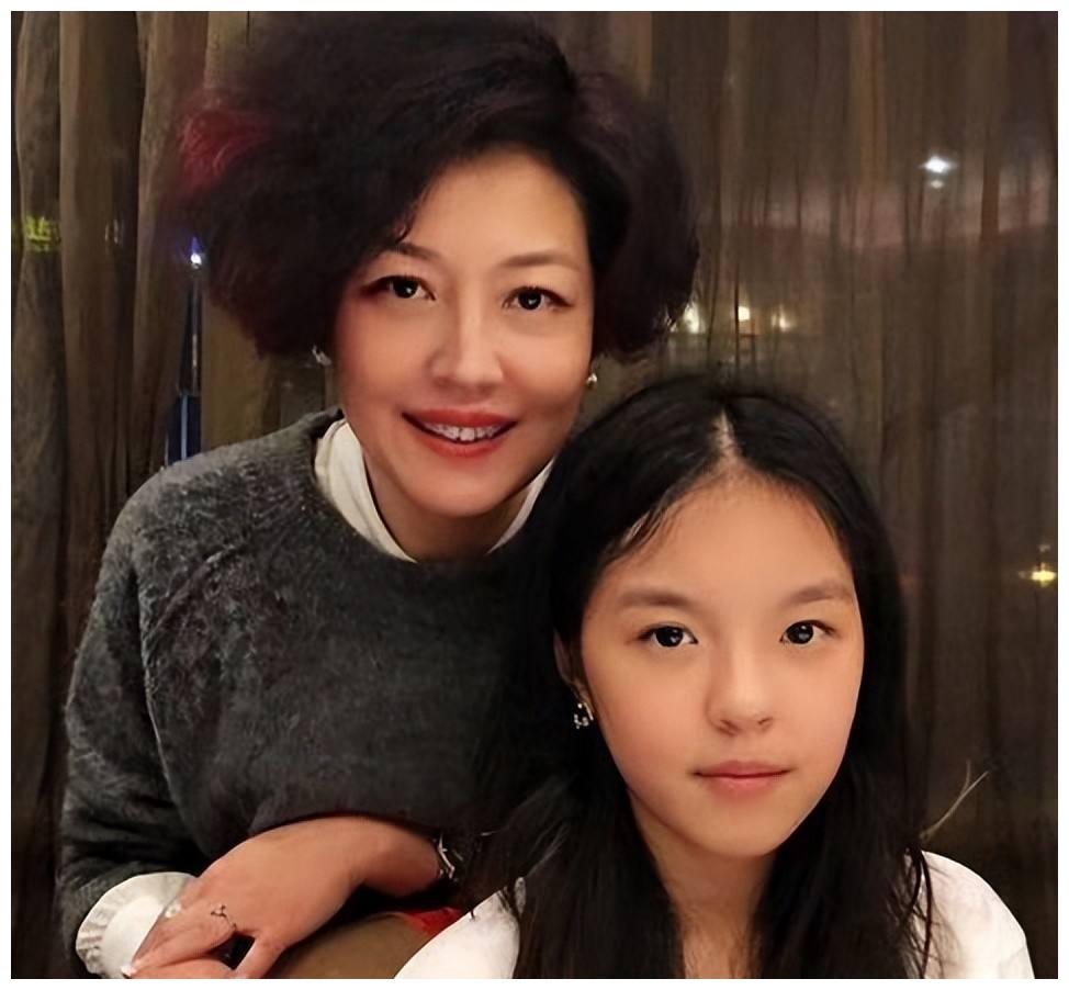 李咏离世4年,再看哈文的状况,才明白嫁给李咏是最好的选择休闲区蓝鸢梦想 - Www.slyday.coM 李咏离世4年,再看哈文的状况,才明白嫁给李咏是最好的选择休闲区蓝鸢梦想 - Www.slyday.coM