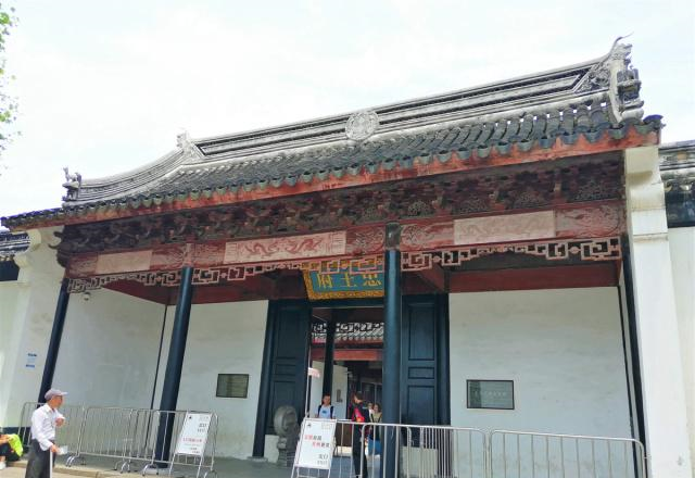 它馆藏4万件文物,一级文物865件,有一半是王府,年游客200多万