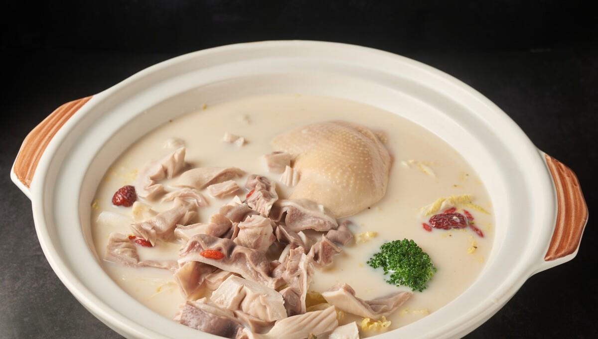 春天湿冷,春雨绵绵的天气里,适合来碗"以形补形"的胡椒猪肚汤