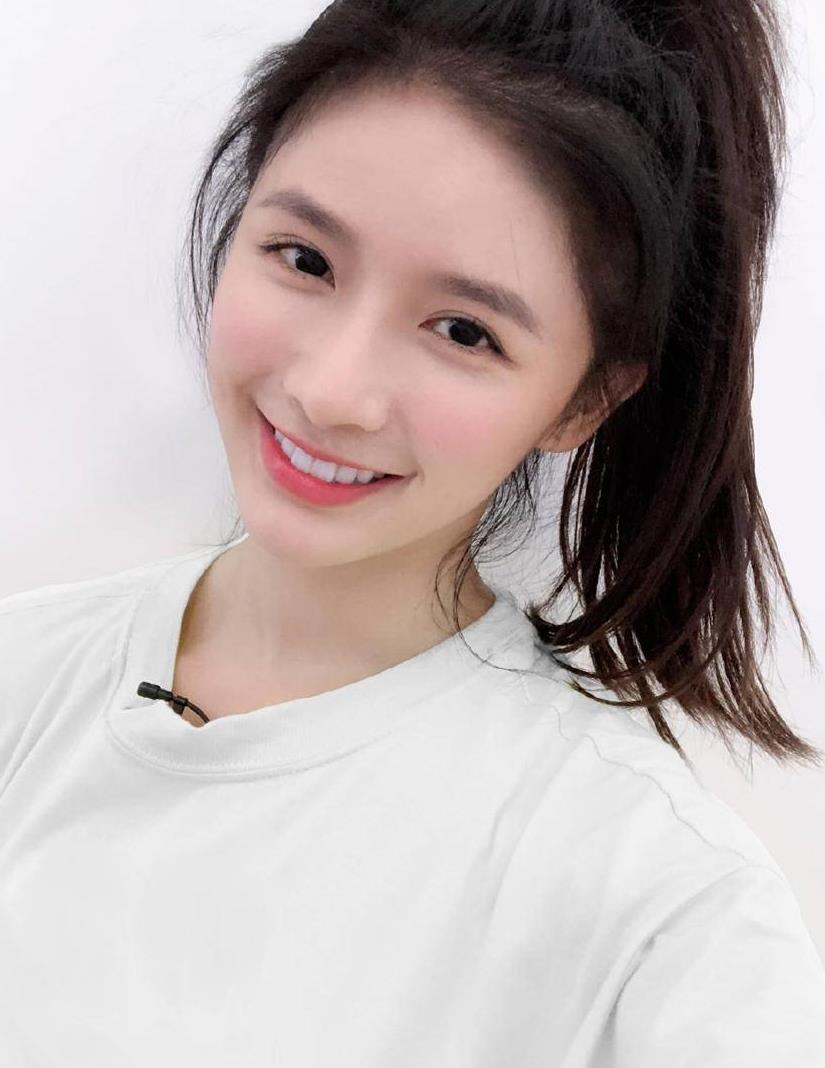 蔡卓宜身材真有料!瘦而不柴穿薄纱礼裙勒出凹凸感,是我小瞧她了