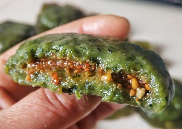 喜欢糯米制品的不要错过全程手工纯野生无污染的美味艾叶糍粑