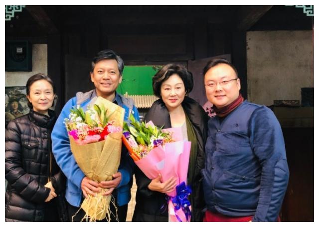 57岁何政军一家近照曾与妻子挤住9平米宿舍女儿颜高还是学霸