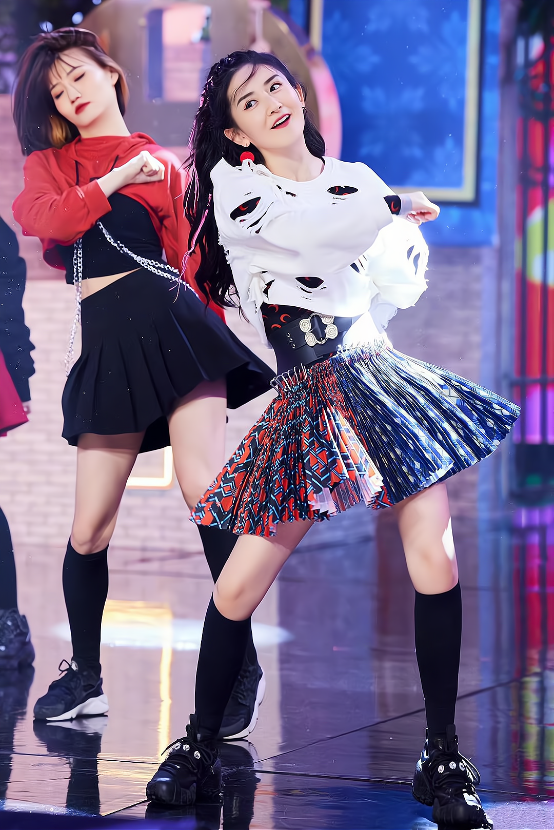 谢娜产后复出回归《快本》,开场热舞惊艳众人,并透露二胎生女