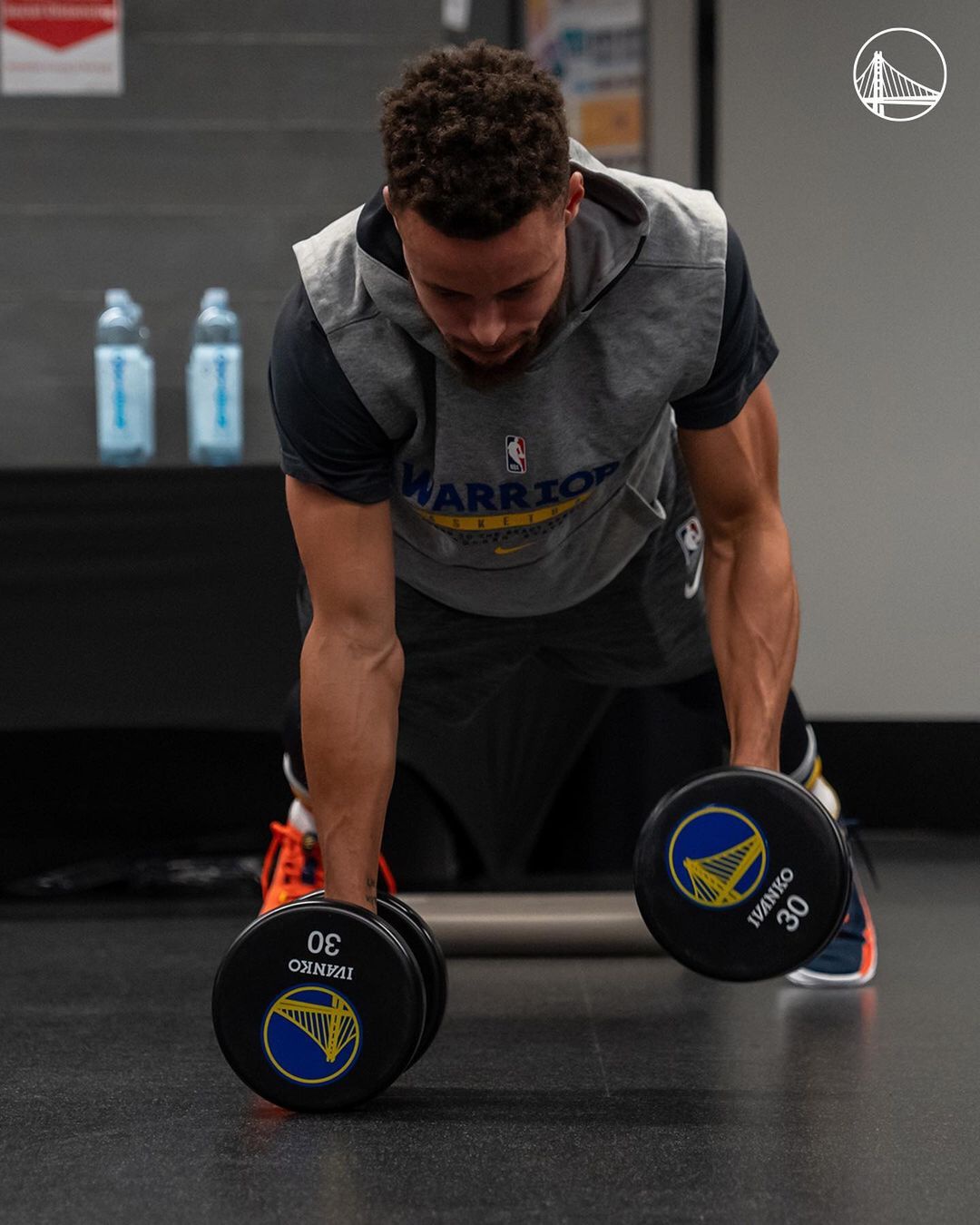 死磕湖人勇士全队在飞往洛杉矶前还在训练库里练到青筋暴起