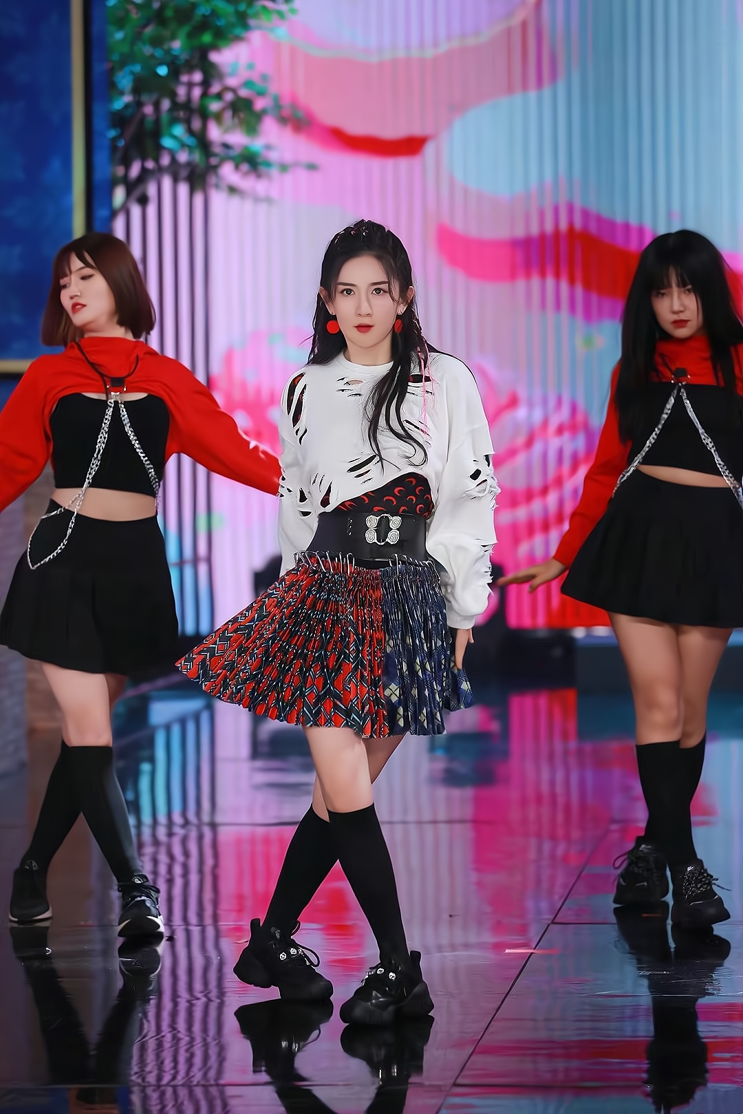 谢娜产后复出回归《快本》,开场热舞惊艳众人,并透露二胎生女