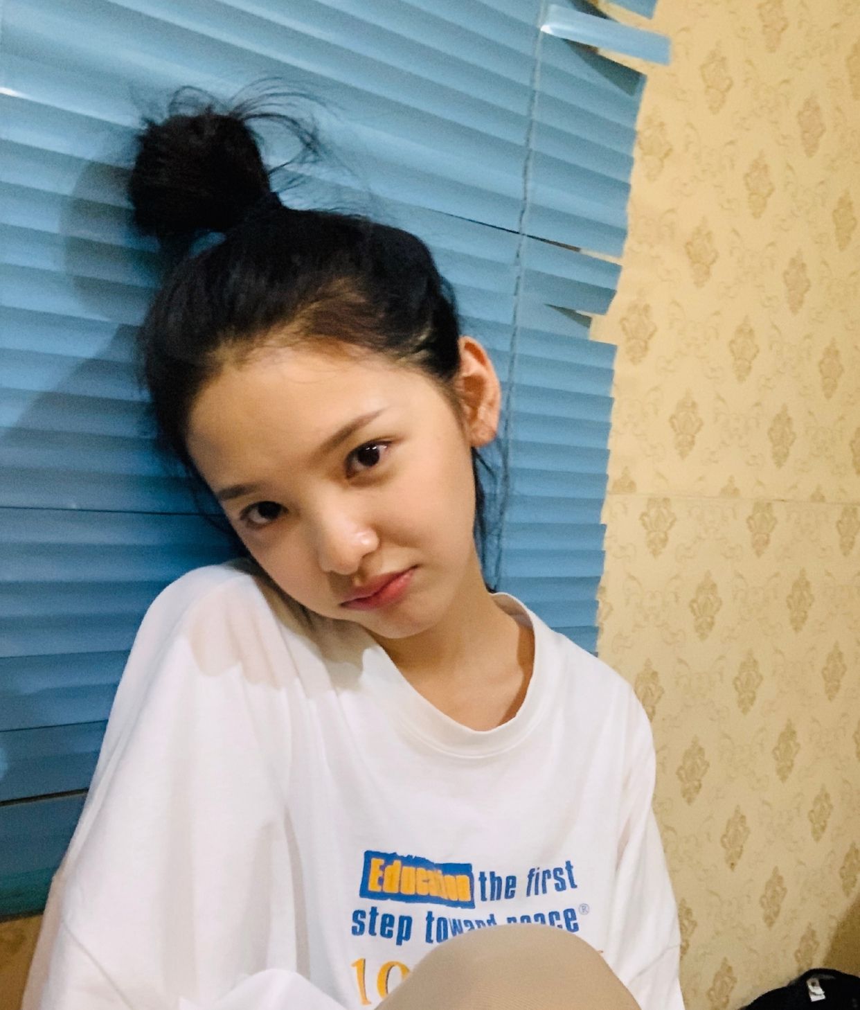 绑丸子头的章若楠太可爱了,休闲装青春时尚,满满的初恋气息!