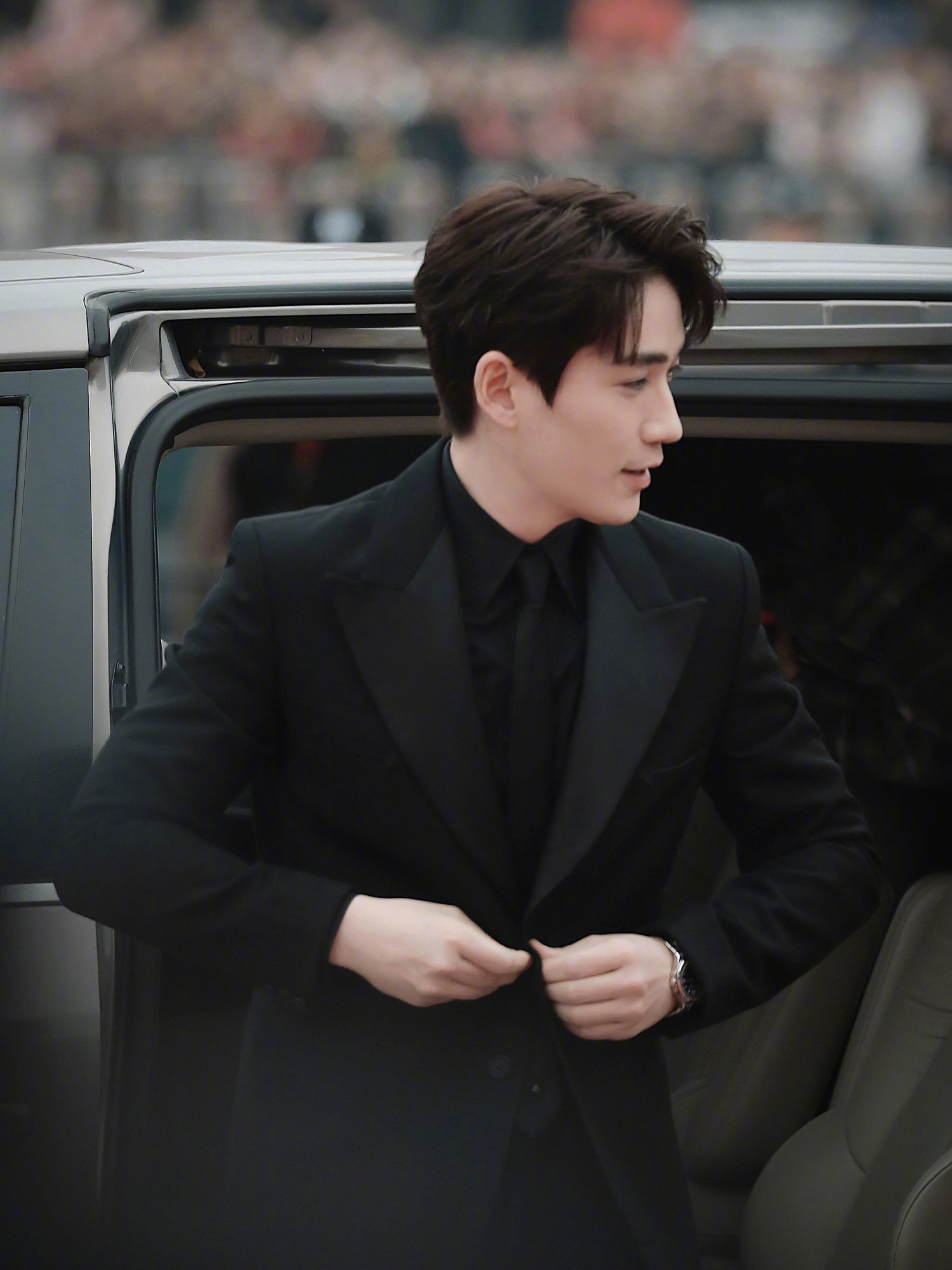 朱一龙新造型上线身穿一套黑色西装网友帅得不真实