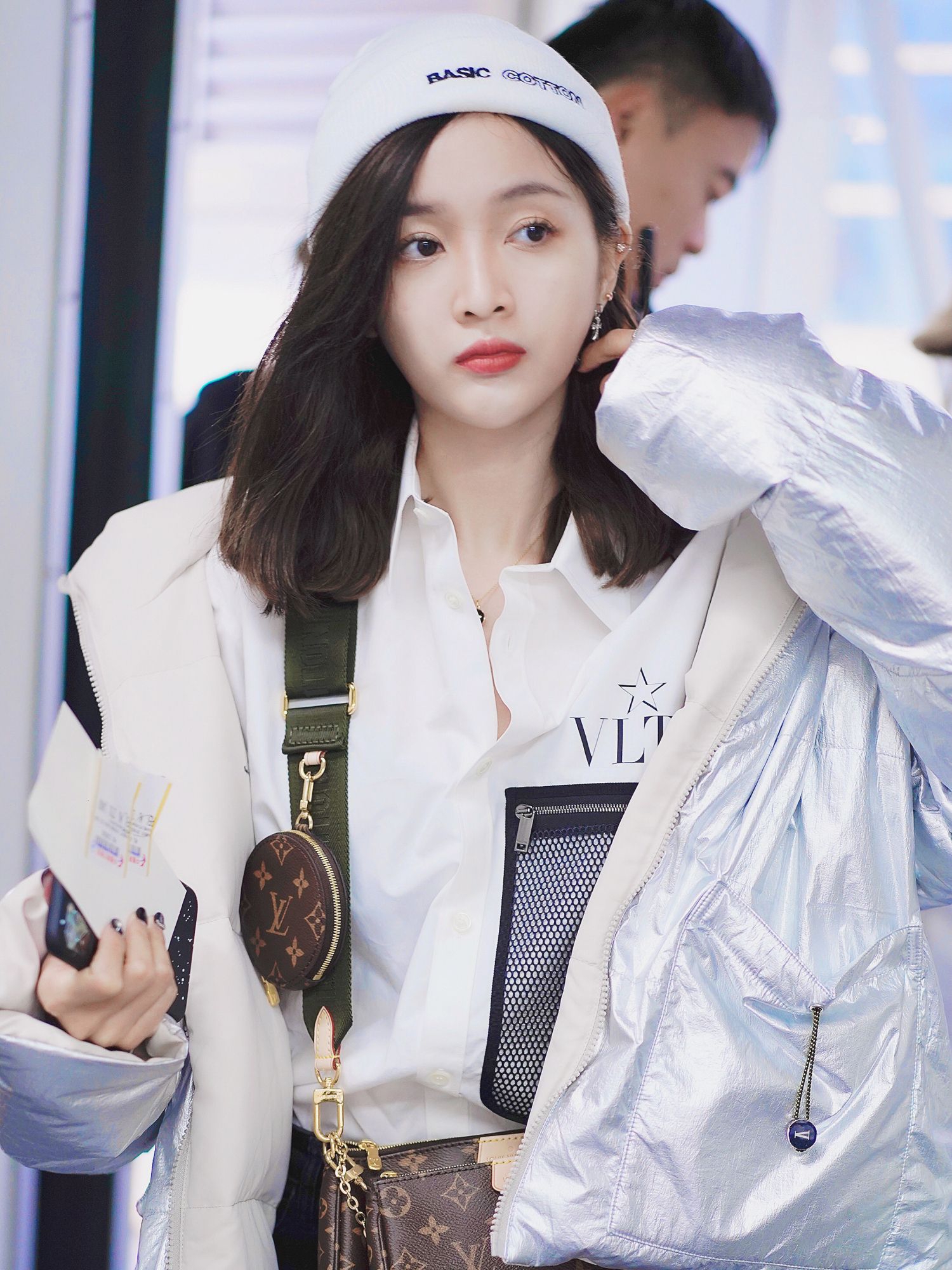 吴宣仪真会穿羽绒服搭配破洞裤保暖又时尚