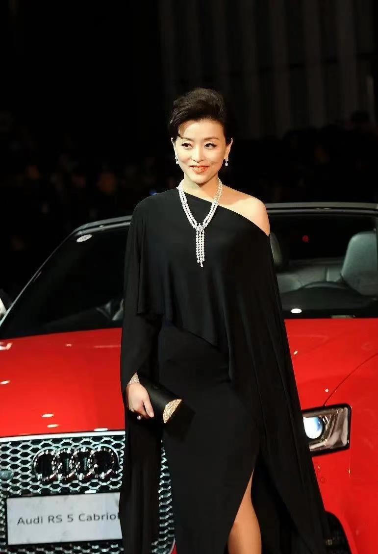 杨澜到底是主持人出身气质好穿阔腰礼裙都很美会打扮很重要