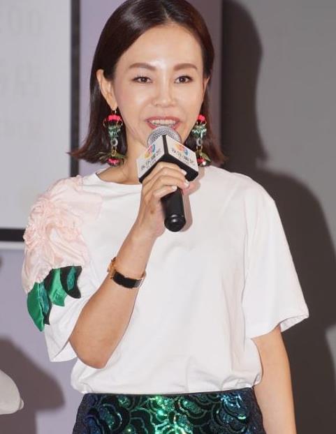 彭佳慧真的有九头身穿上高级裙装后更显出好曲线