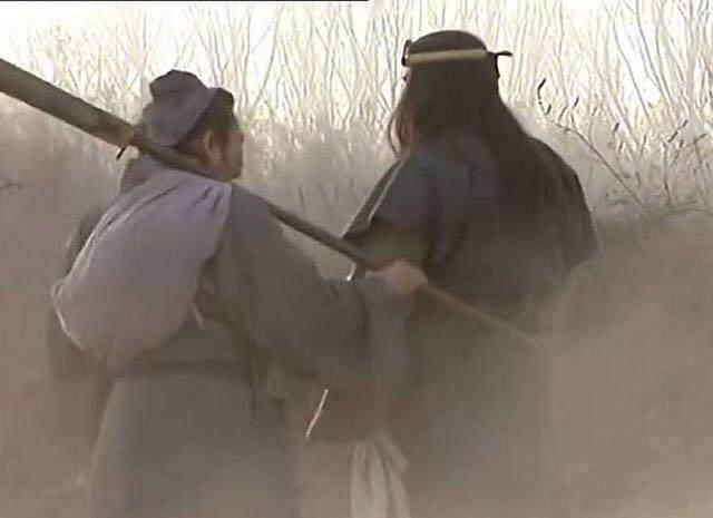 为什么李雪健扮演的宋江,背着刀就像扛着锄头一样,笑感十足