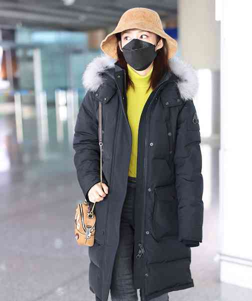 李沁最新机场造型穿黑色羽绒服搭绿色内搭不单调保暖满分