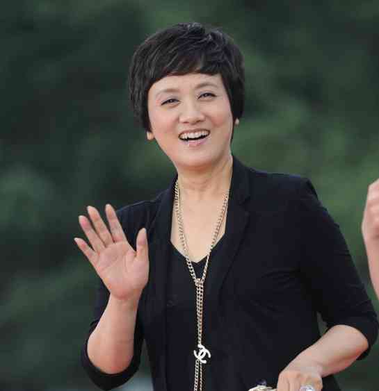 邓婕短发真精神西装配缎面裙大气不失精致是贵妇无疑了