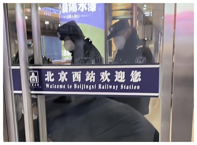 北京西站一女子引围观，不穿裤子蹲在角落，知情人：有裤子不穿休闲区蓝鸢梦想 - Www.slyday.coM