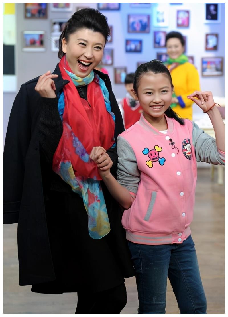 林越比闫学晶大10岁,离过婚独自带着女儿林傲雪生活,林傲雪和闫学晶第