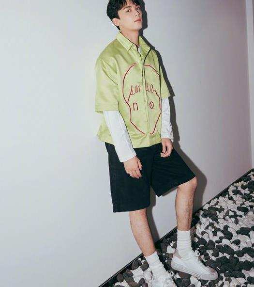 吴磊的私服太辣眼?穿上草绿色衬衫帅气满满,不愧是养成系小王子