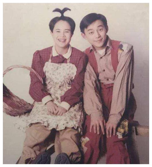 54岁金龟子与王宁秀恩爱,大学毕业前结婚,如今恩爱32年依旧年轻